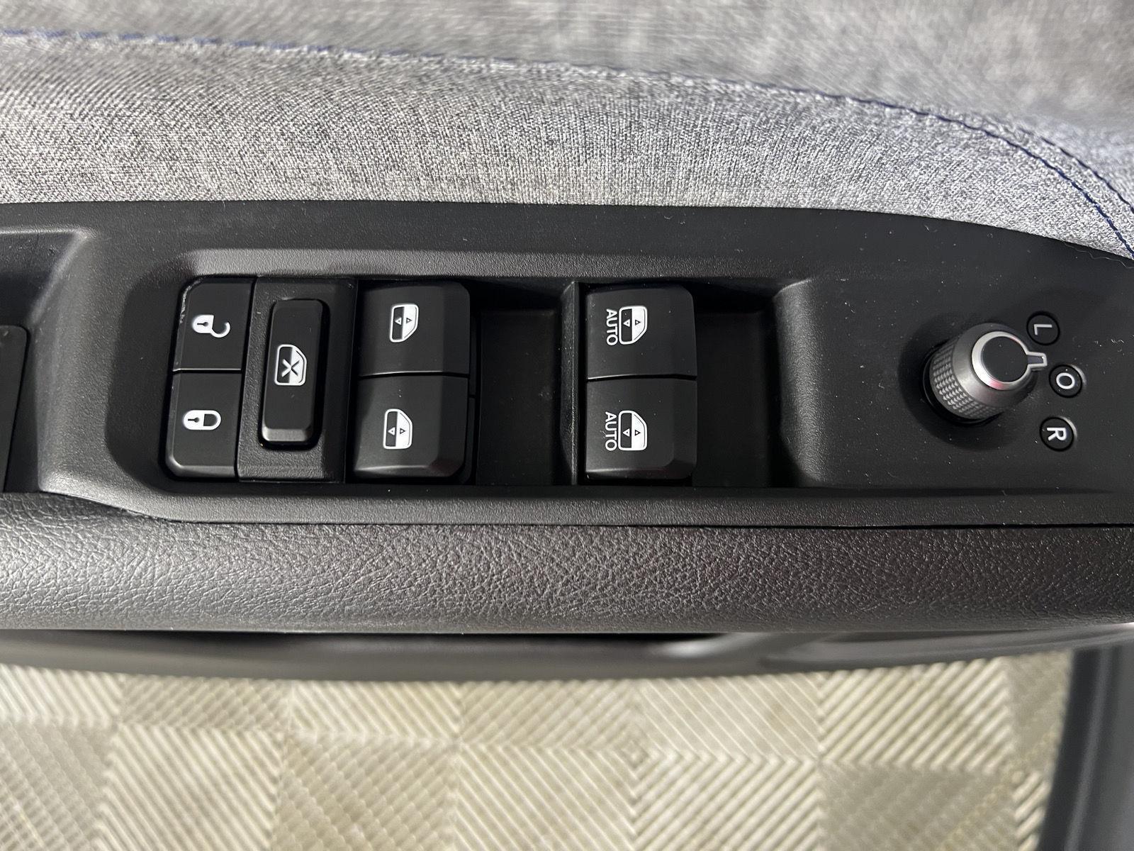 Used 2022 Bright White Clearcoat Jeep Latitude image 25