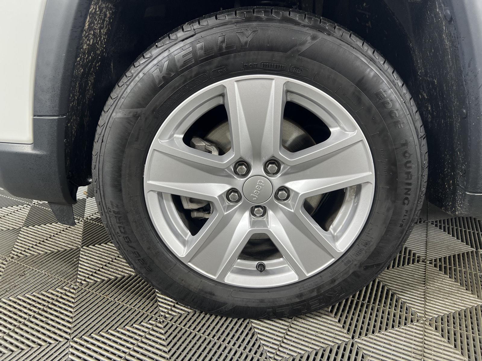 Used 2022 Bright White Clearcoat Jeep Latitude image 26