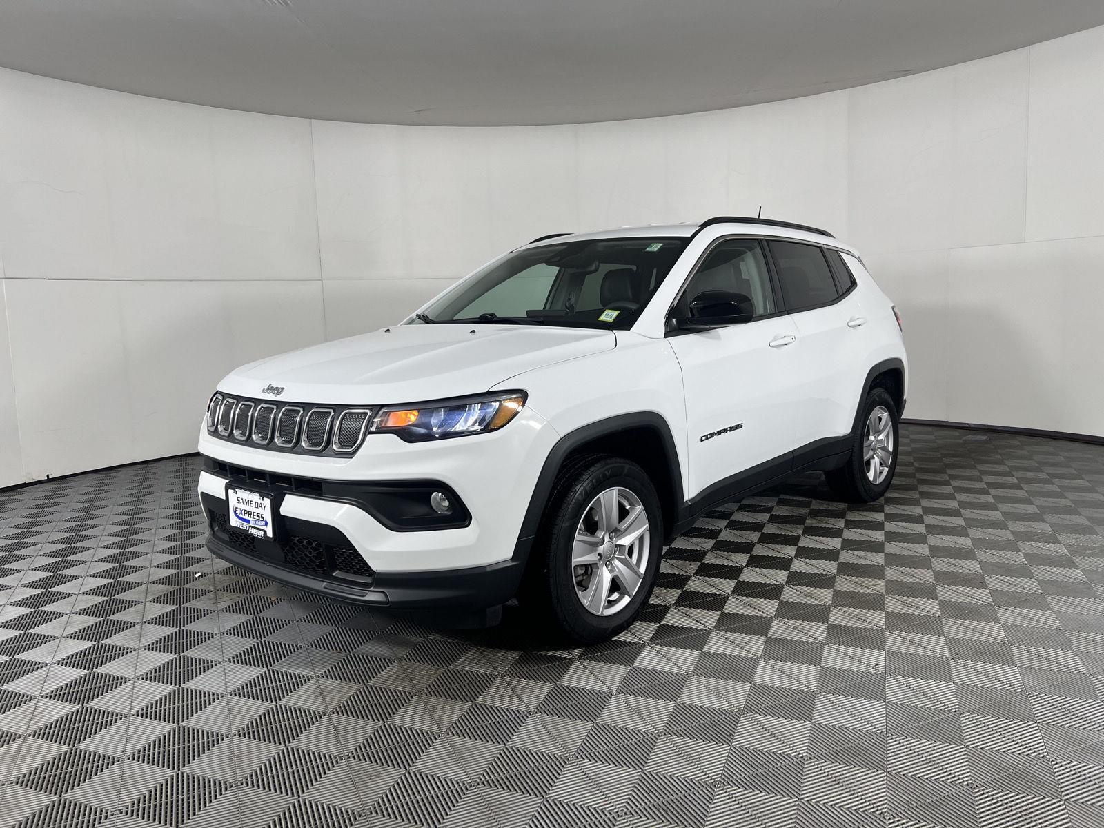 Used 2022 Bright White Clearcoat Jeep Latitude image 27
