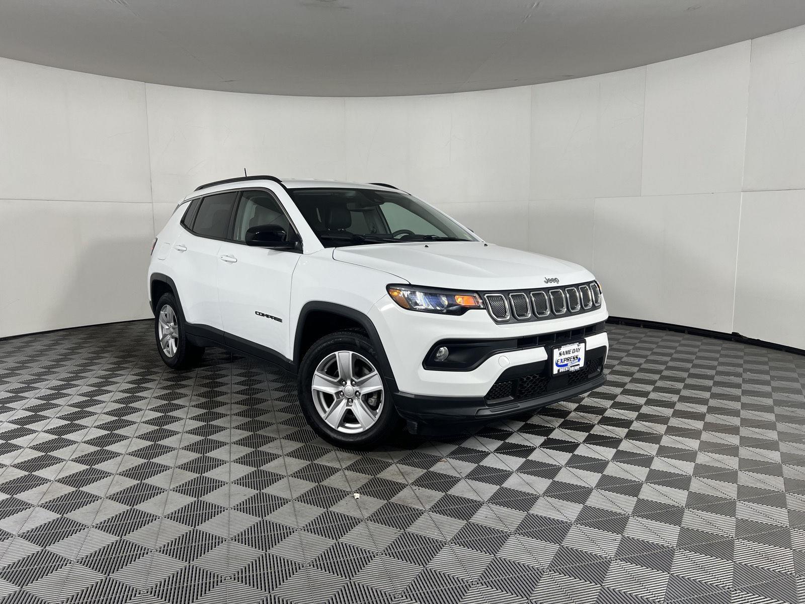 Used 2022 Bright White Clearcoat Jeep Latitude image 28