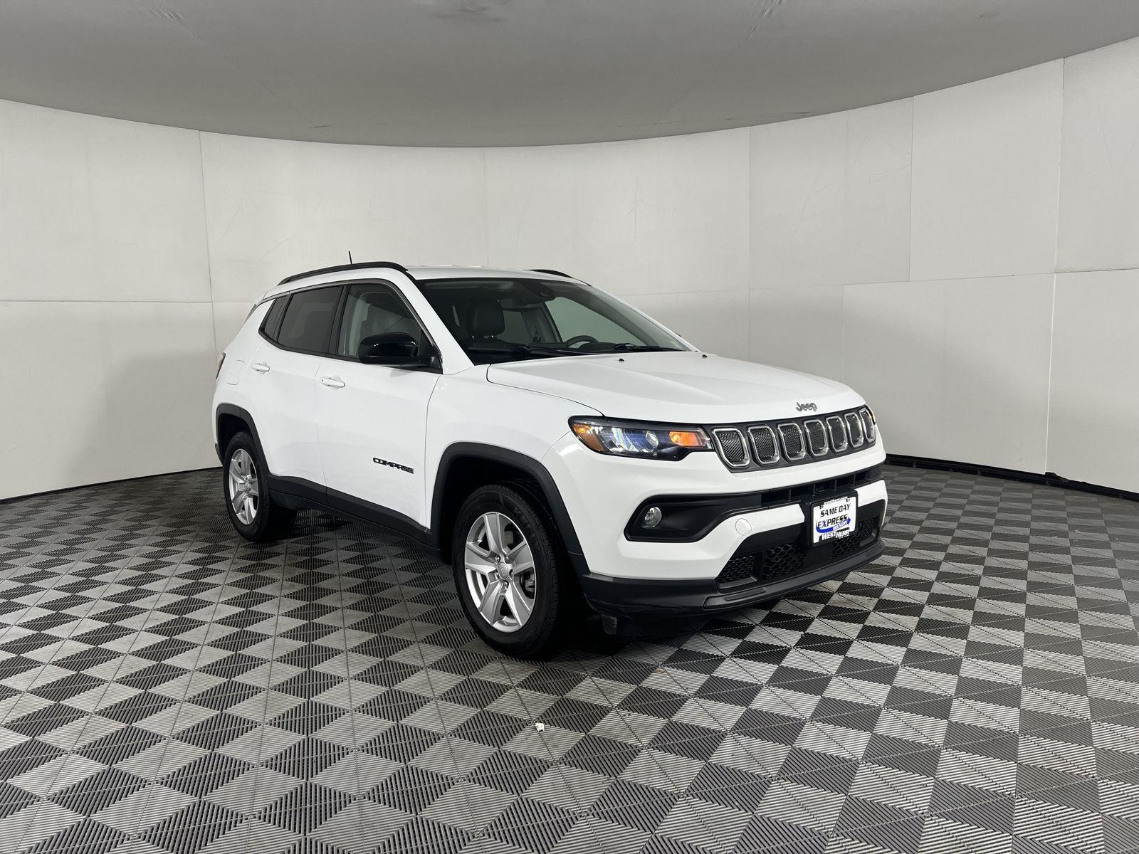 Used 2022 Bright White Clearcoat Jeep Latitude image 30