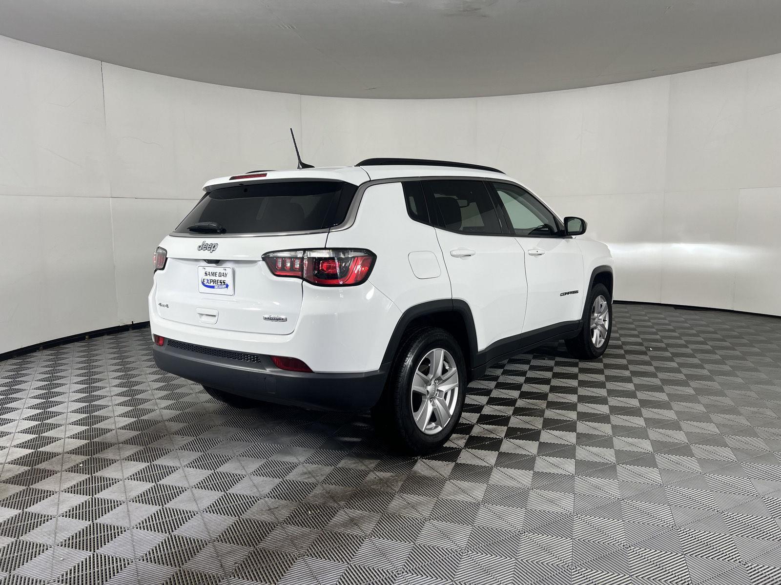 Used 2022 Bright White Clearcoat Jeep Latitude image 31