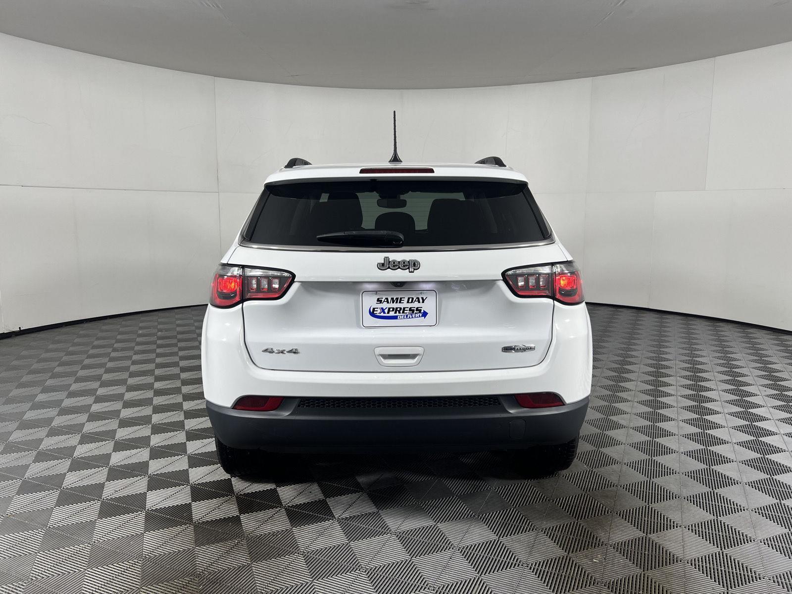Used 2022 Bright White Clearcoat Jeep Latitude image 33