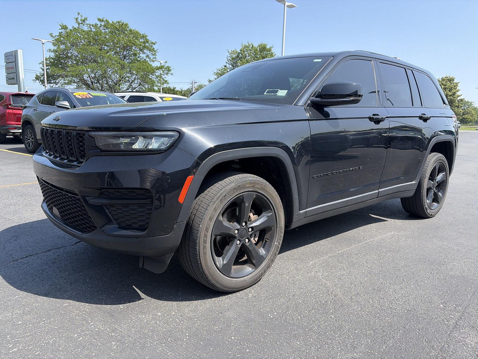 Certified Used 2023 Diamond Black Crystal Pearlcoat Jeep Altitude image 3