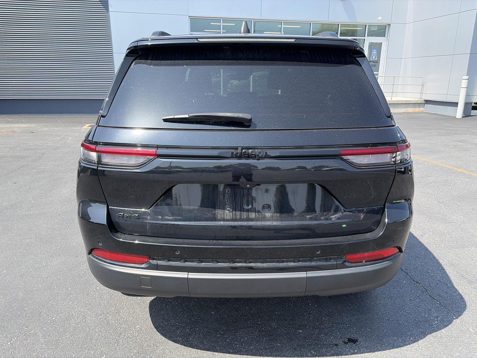 Certified Used 2023 Diamond Black Crystal Pearlcoat Jeep Altitude image 5