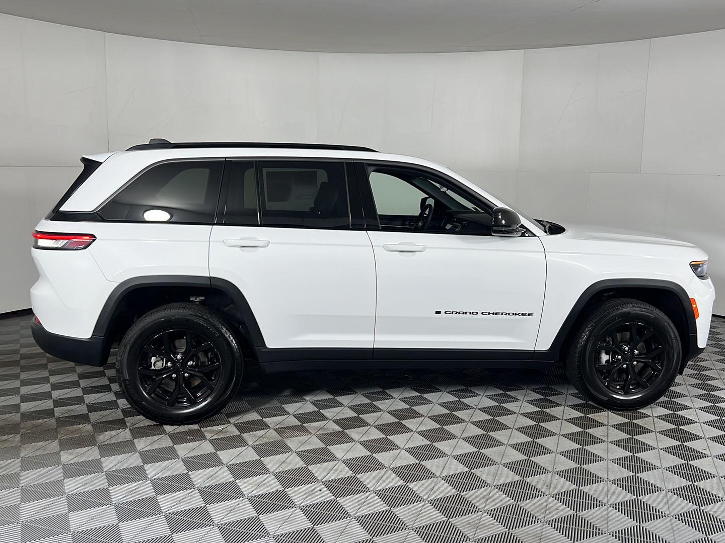 New 2026 Bright White Clearcoat Jeep Laredo Altitude image 10