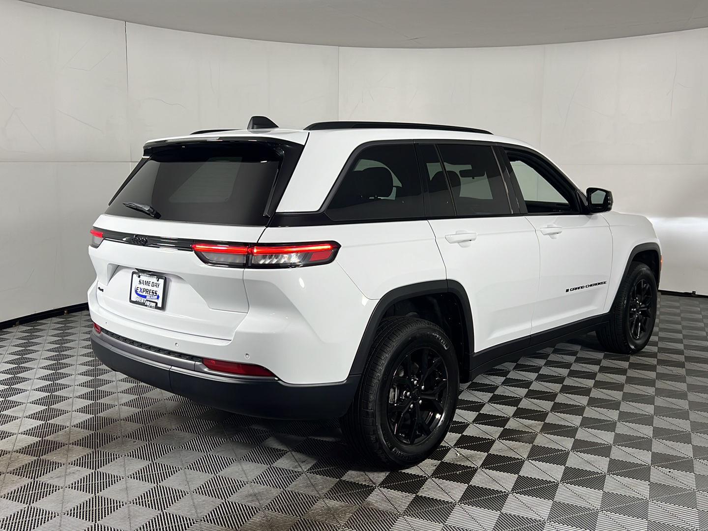 New 2026 Bright White Clearcoat Jeep Laredo Altitude image 9