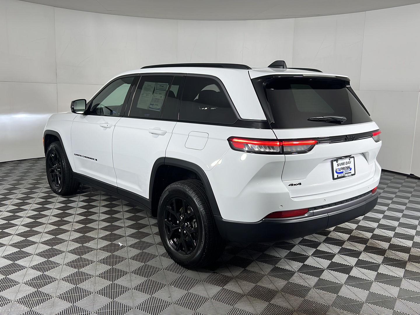 New 2026 Bright White Clearcoat Jeep Laredo Altitude image 7