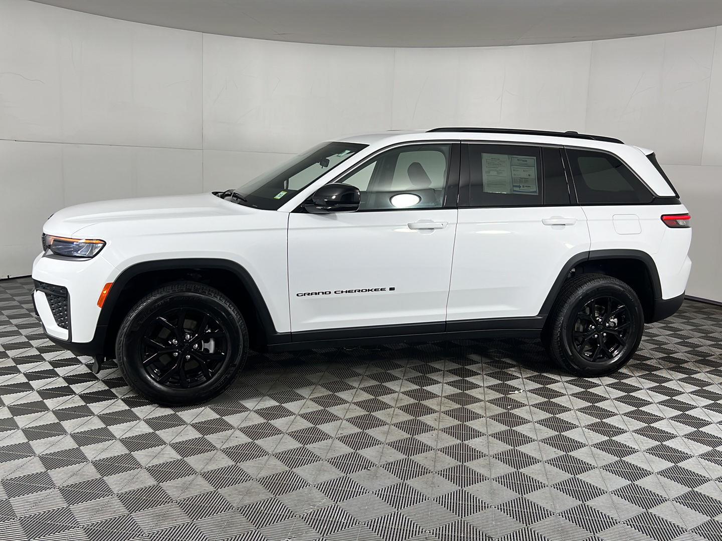 New 2026 Bright White Clearcoat Jeep Laredo Altitude image 6