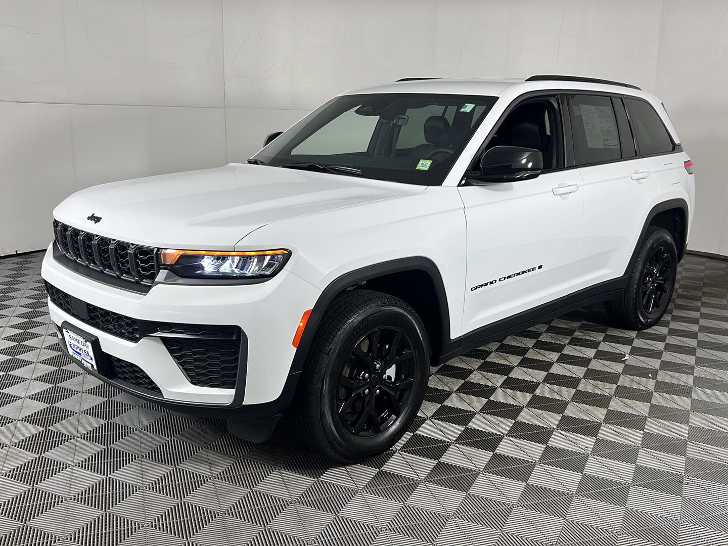New 2026 Bright White Clearcoat Jeep Laredo Altitude image 5