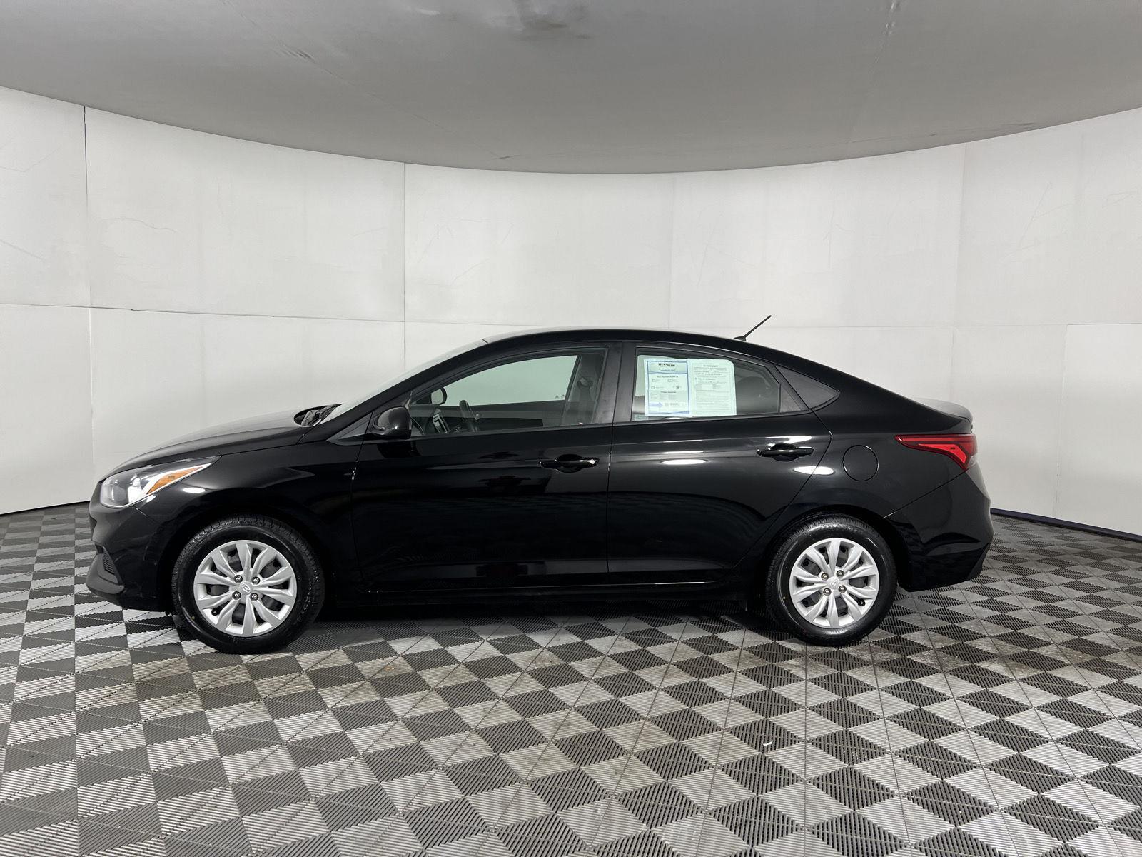 Used 2022 Absolute Black Hyundai SE image 6