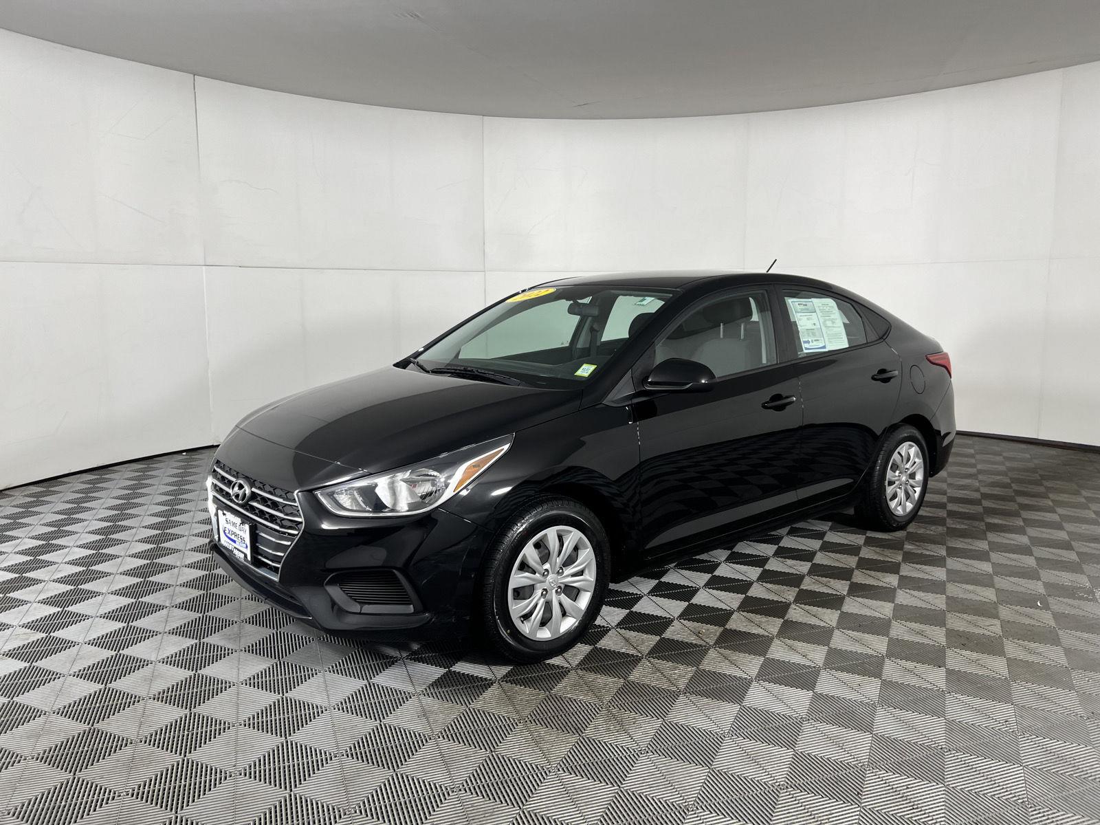 Used 2022 Absolute Black Hyundai SE image 5