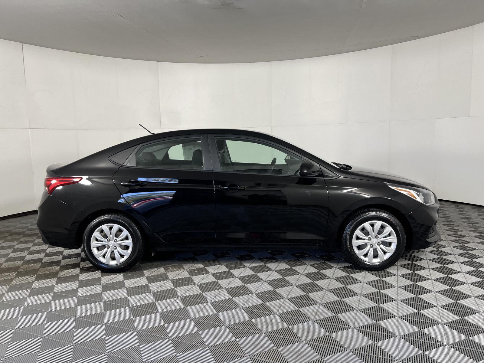 Used 2022 Absolute Black Hyundai SE image 10