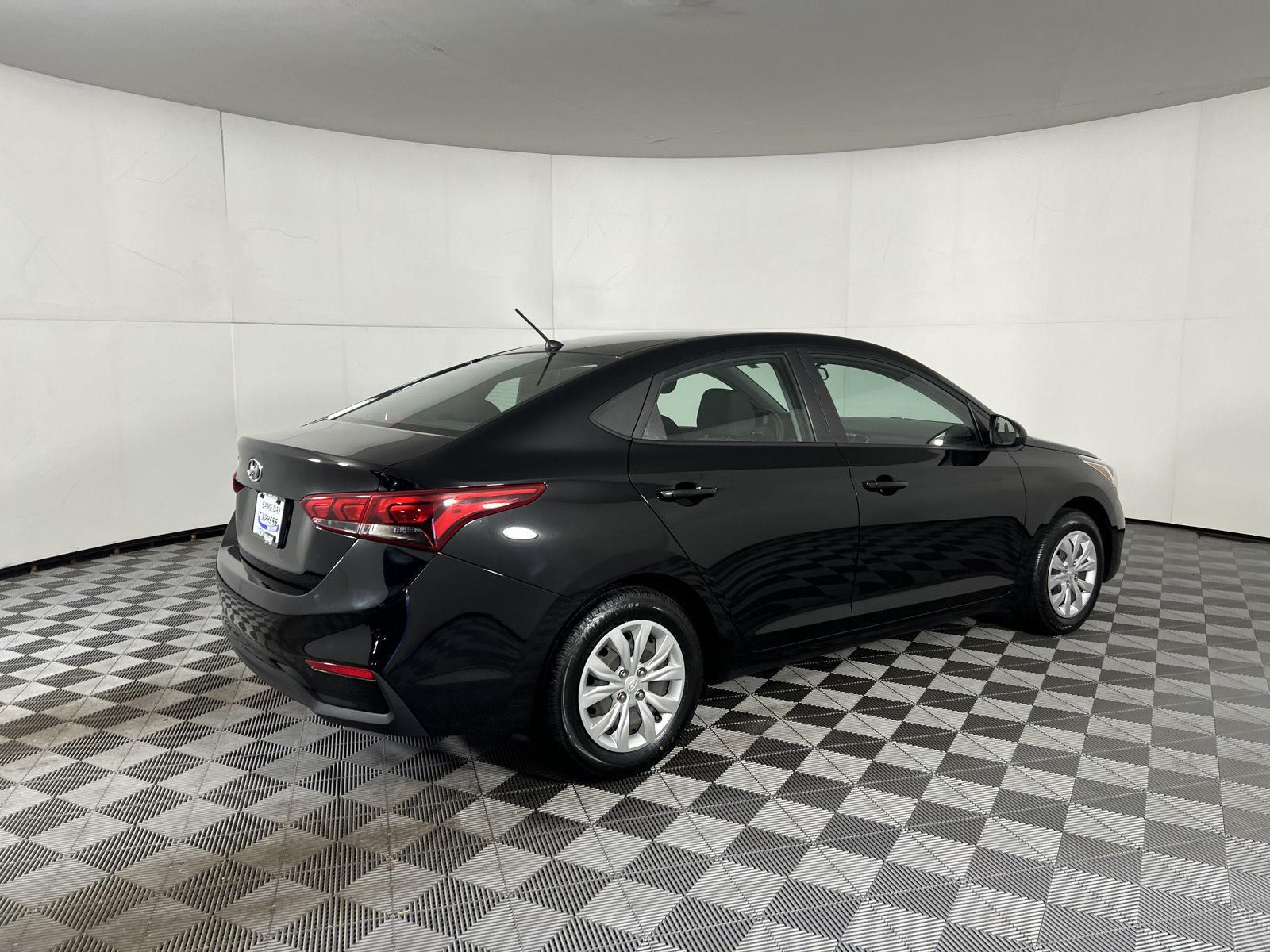 Used 2022 Absolute Black Hyundai SE image 9