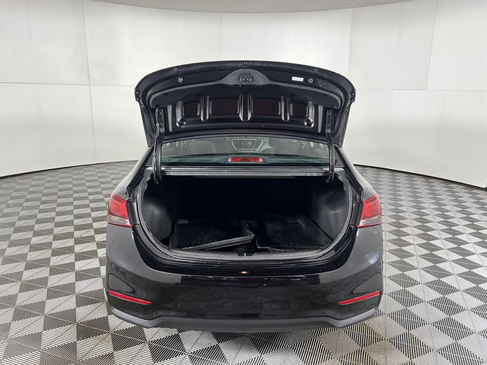 Used 2022 Absolute Black Hyundai SE image 23