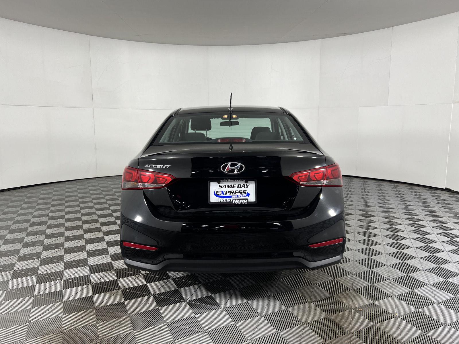 Used 2022 Absolute Black Hyundai SE image 8