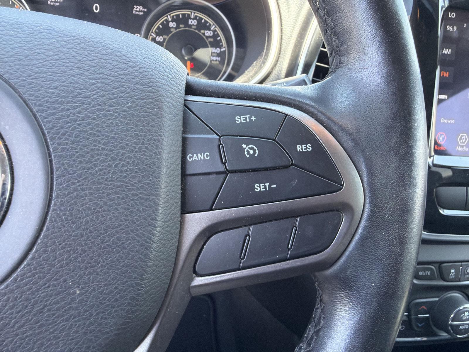 Used 2020 Diamond Black Crystal Pearlcoat Jeep Limited image 15