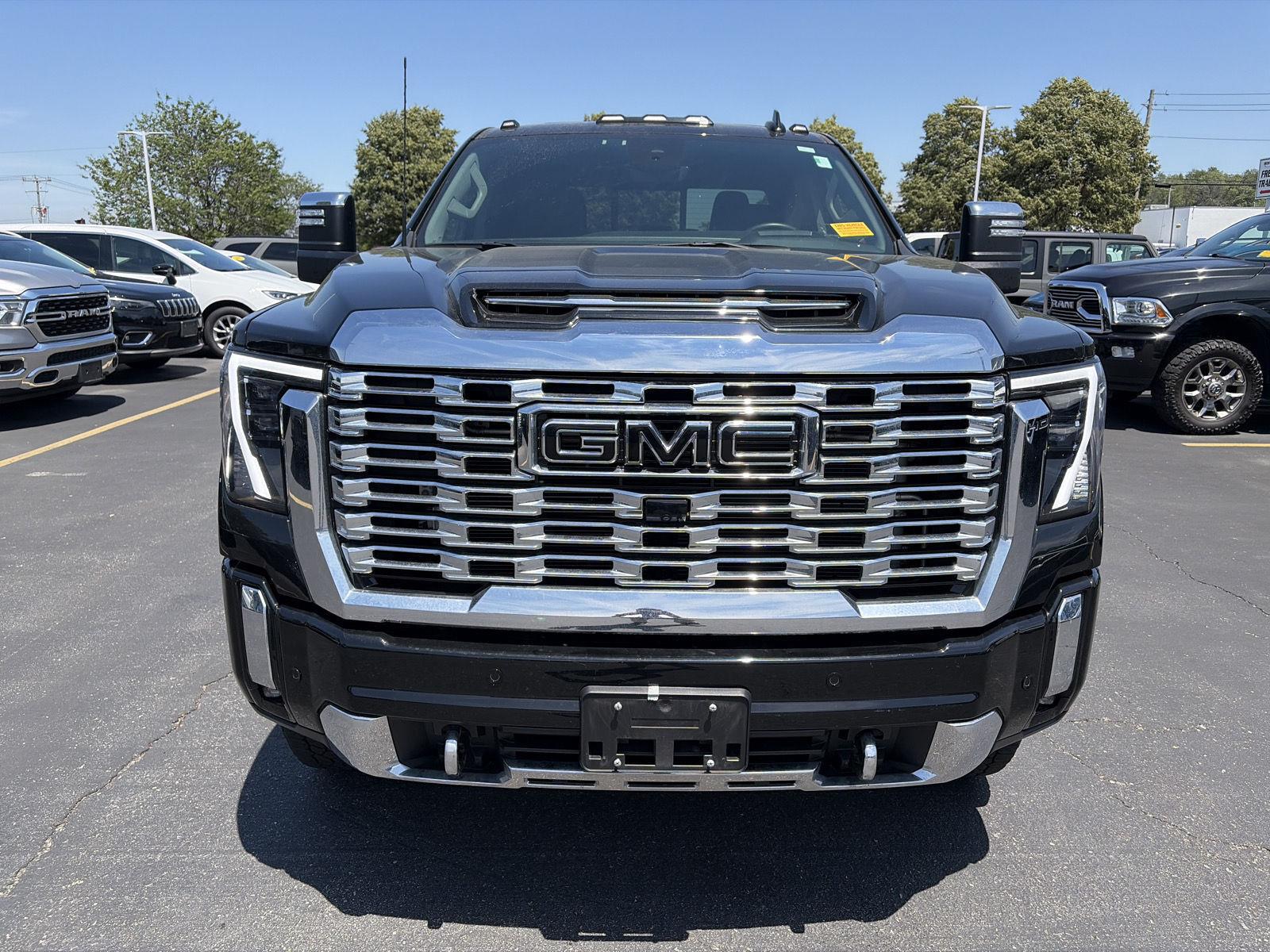 Used 2025 Onyx Black GMC Denali image 3