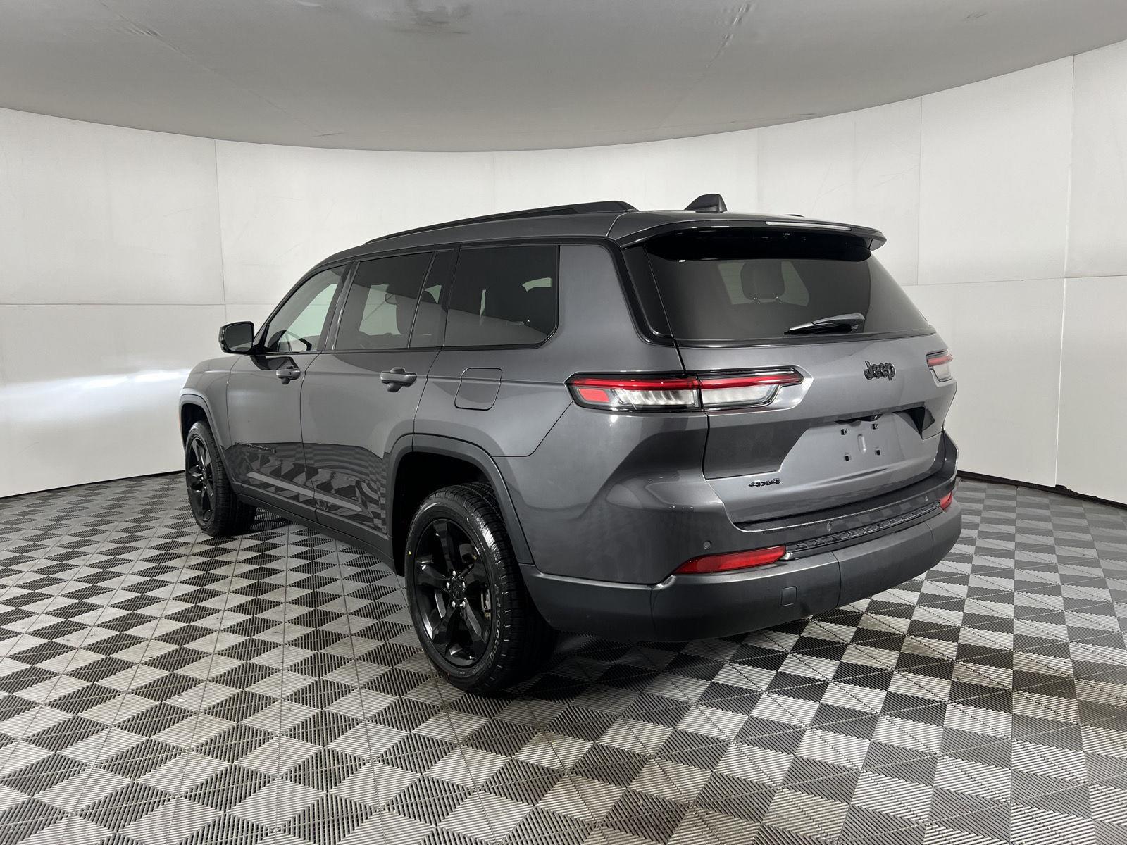 Used 2023 Baltic Gray Metallic Clearcoat Jeep Altitude image 5