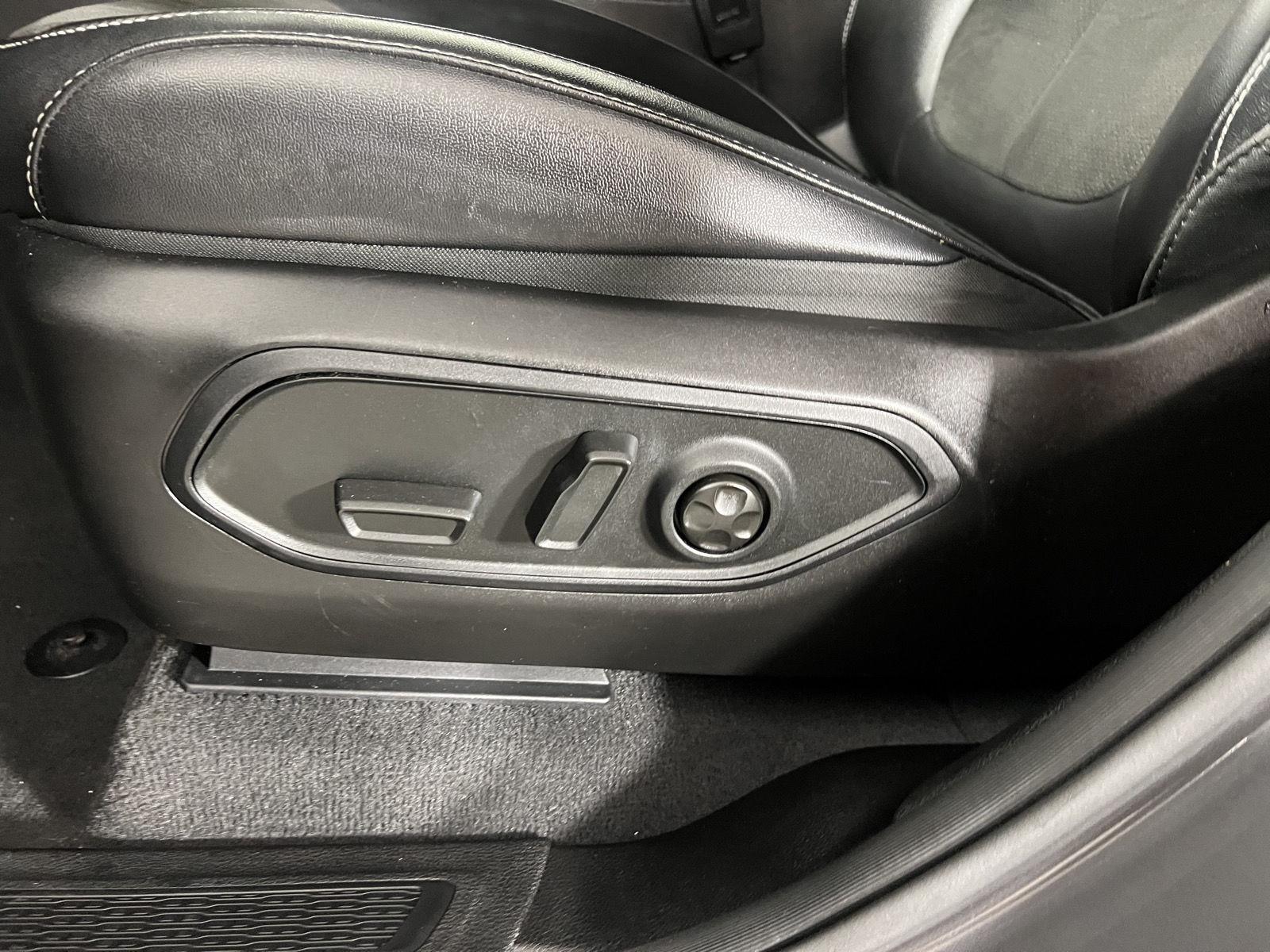 Used 2023 Baltic Gray Metallic Clearcoat Jeep Altitude image 10