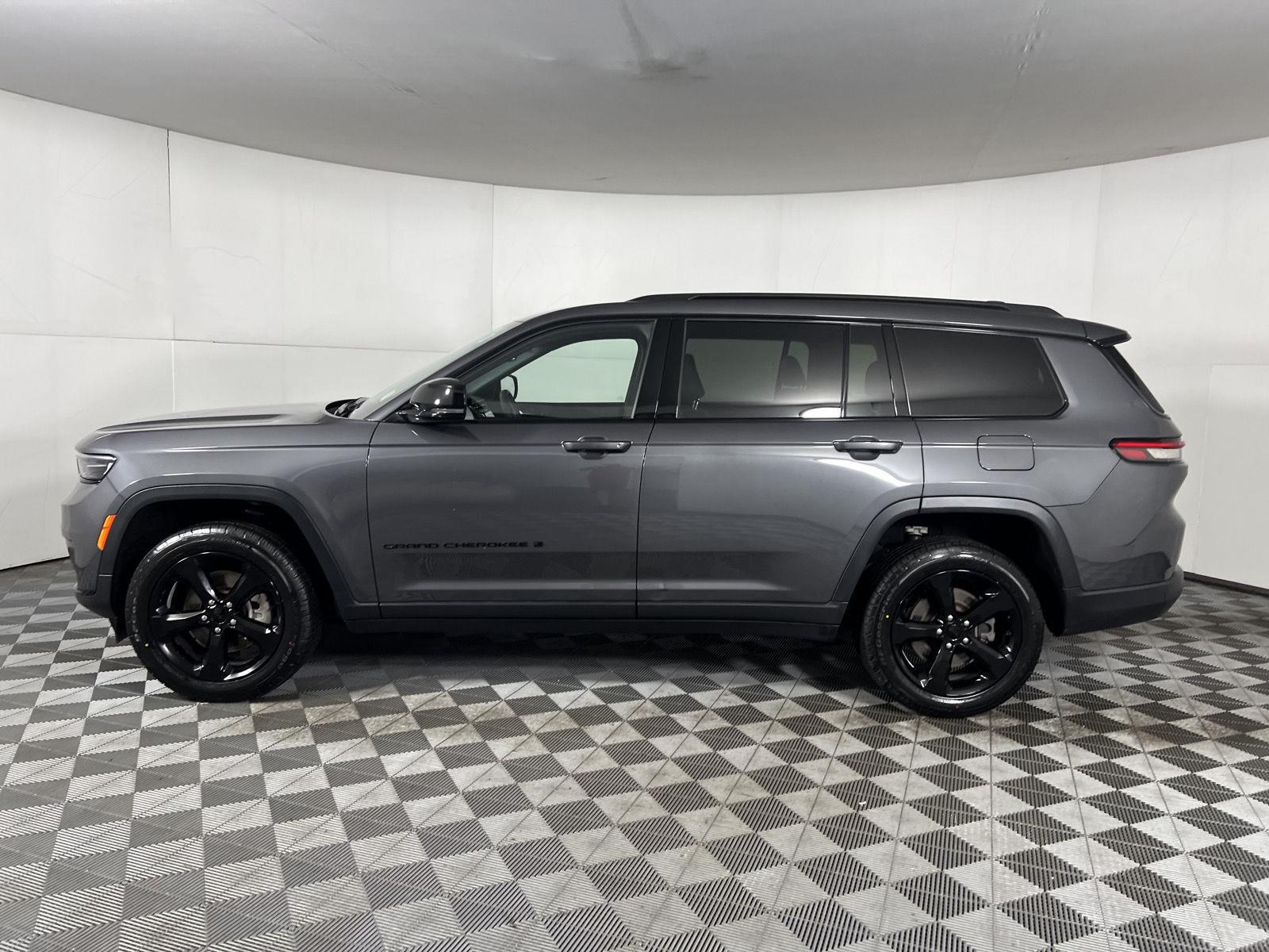 Used 2023 Baltic Gray Metallic Clearcoat Jeep Altitude image 4