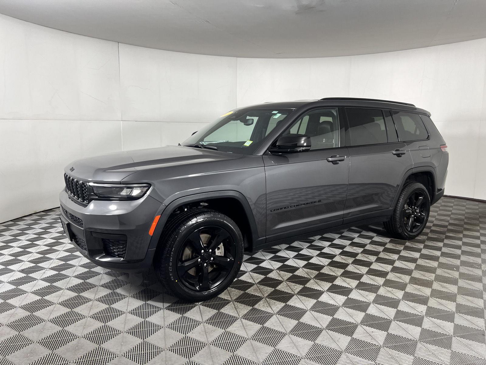 Used 2023 Baltic Gray Metallic Clearcoat Jeep Altitude image 3