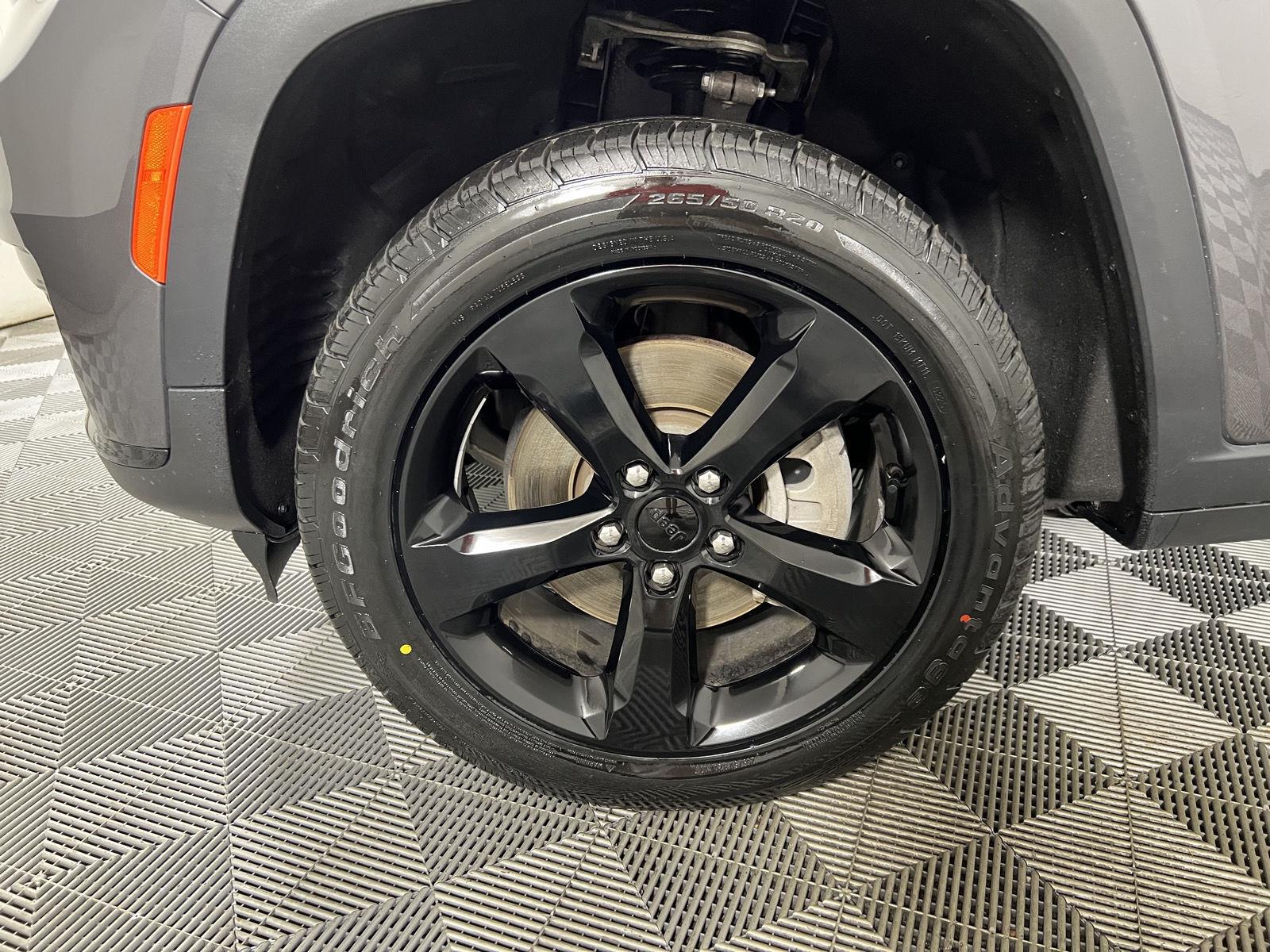 Used 2023 Baltic Gray Metallic Clearcoat Jeep Altitude image 25