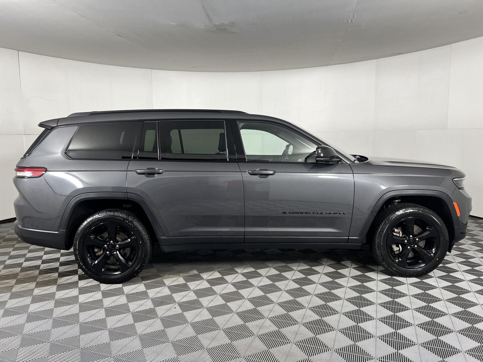 Used 2023 Baltic Gray Metallic Clearcoat Jeep Altitude image 8