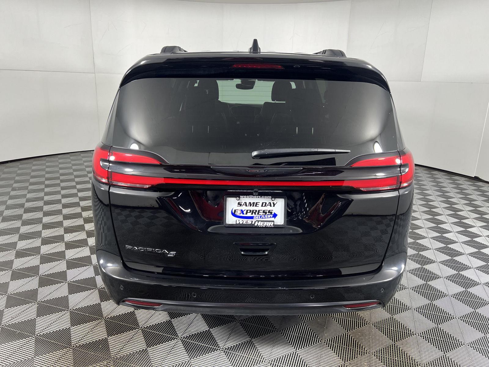 New 2026 Diamond Black Crystal Pearlcoat Chrysler Select image 6