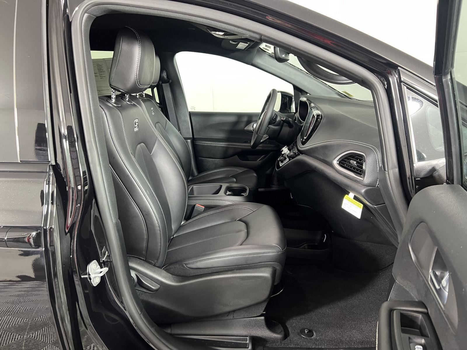 New 2026 Diamond Black Crystal Pearlcoat Chrysler Select image 12