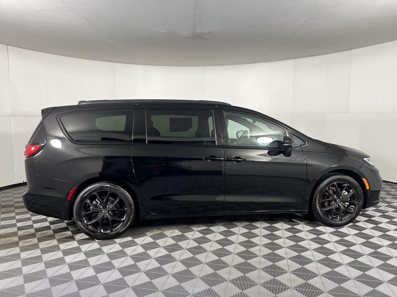 New 2026 Diamond Black Crystal Pearlcoat Chrysler Select image 8