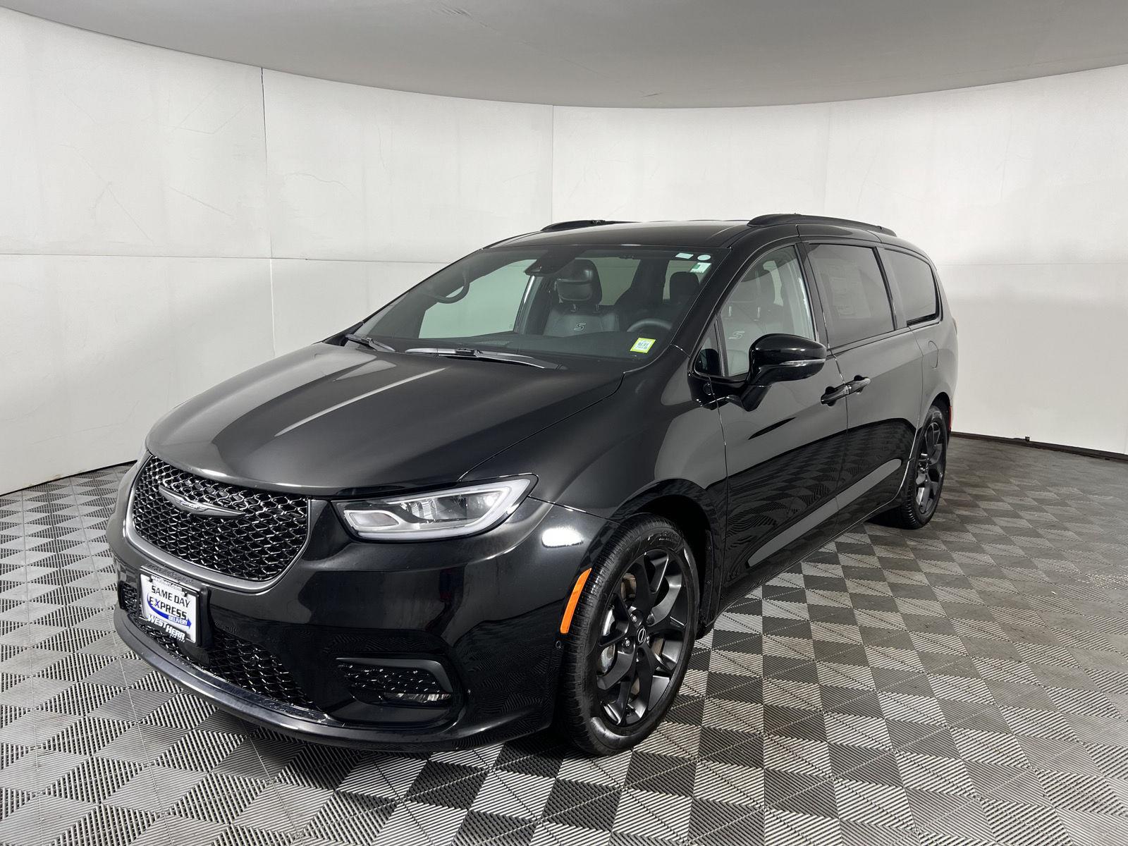 New 2026 Diamond Black Crystal Pearlcoat Chrysler Select image 3