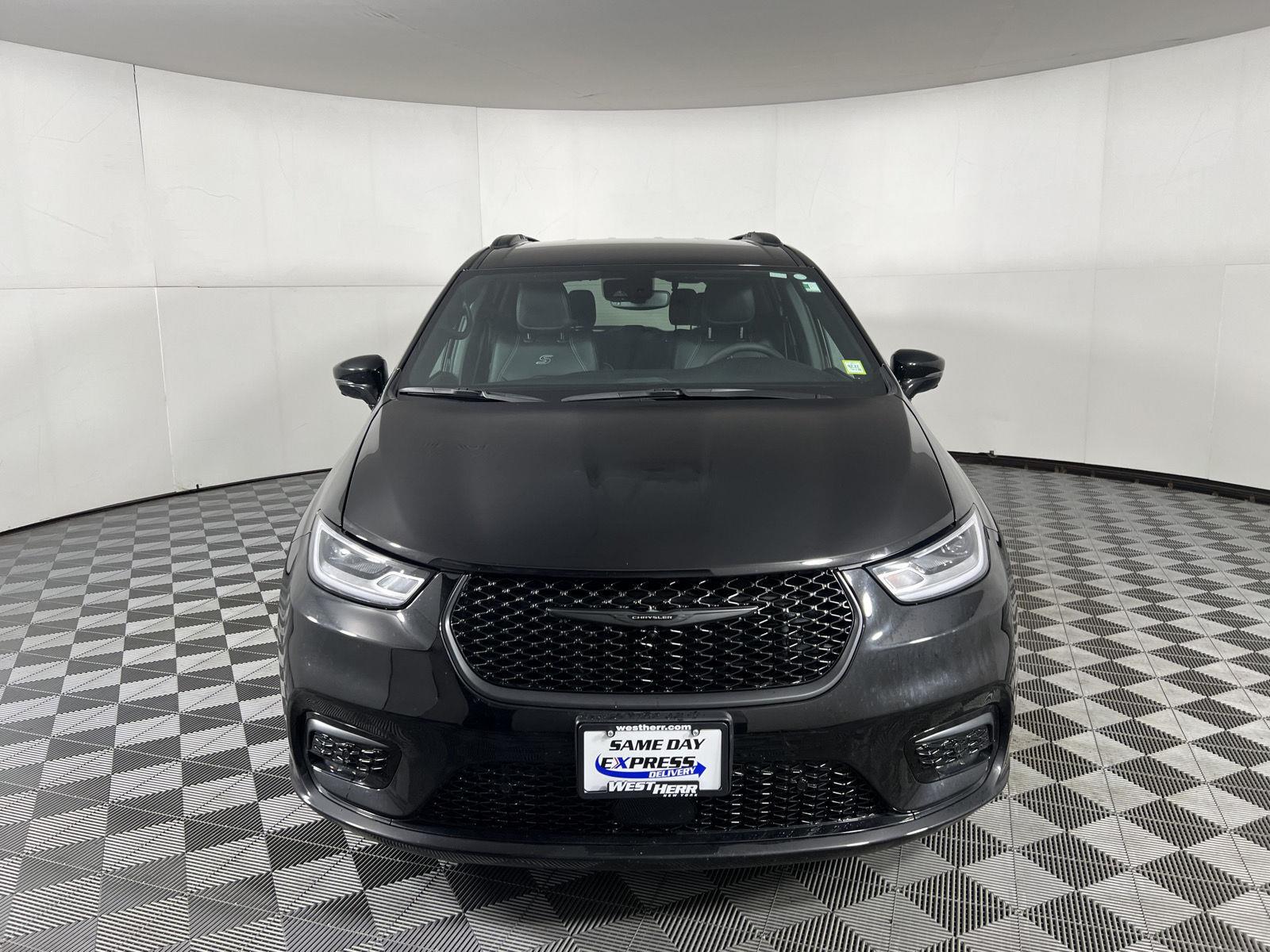 New 2026 Diamond Black Crystal Pearlcoat Chrysler Select image 2