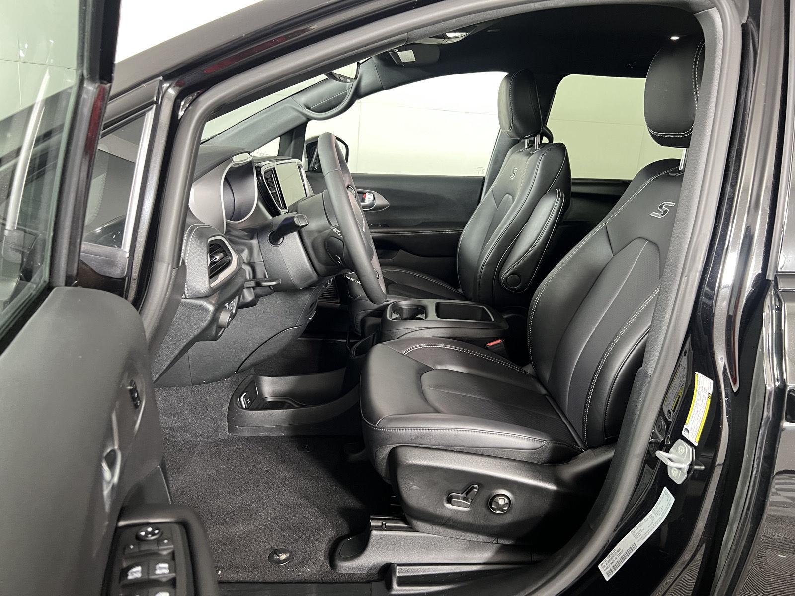 New 2026 Diamond Black Crystal Pearlcoat Chrysler Select image 9