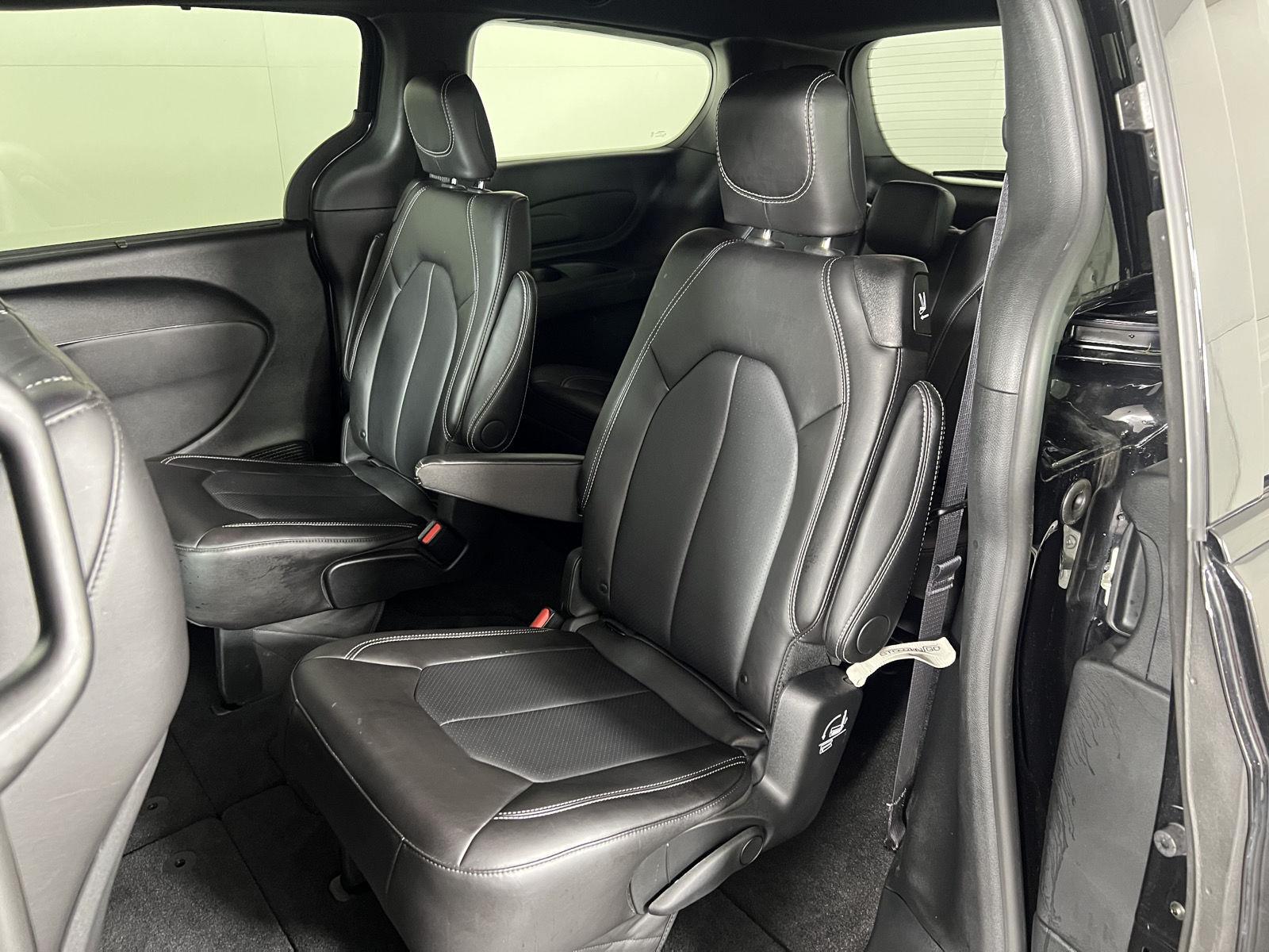 New 2026 Diamond Black Crystal Pearlcoat Chrysler Select image 17