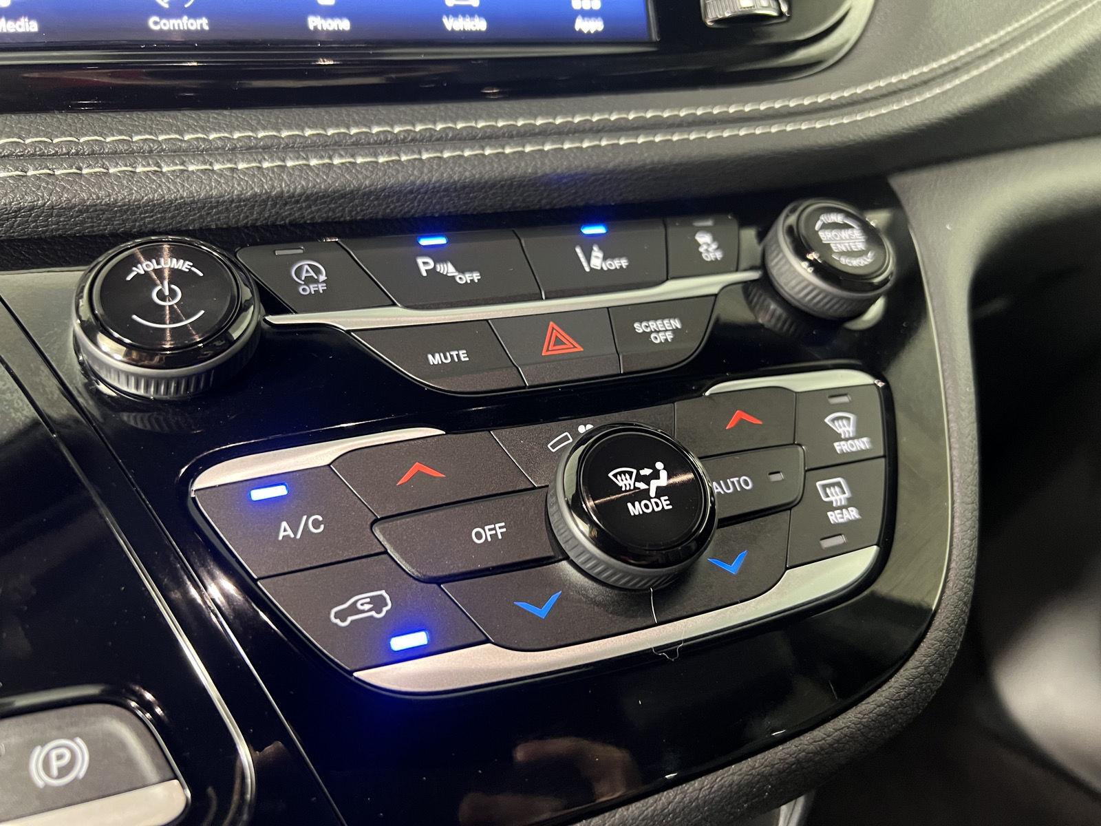 New 2026 Diamond Black Crystal Pearlcoat Chrysler Select image 19