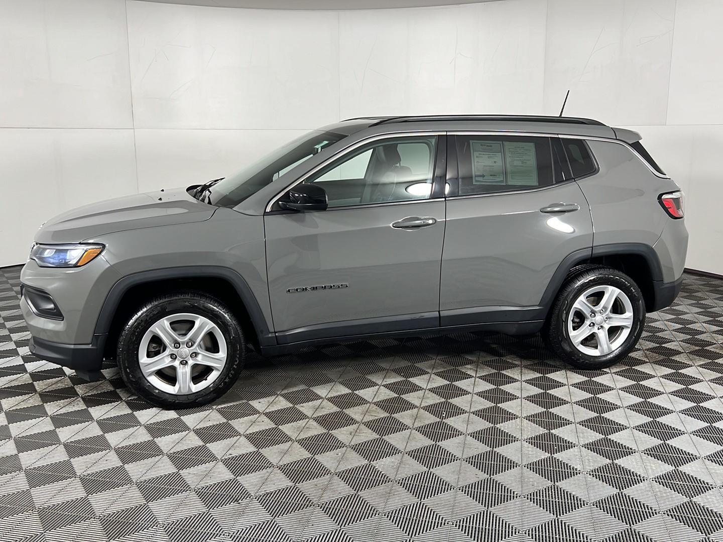 Certified Used 2023 Sting-Gray Clearcoat Jeep Latitude image 9