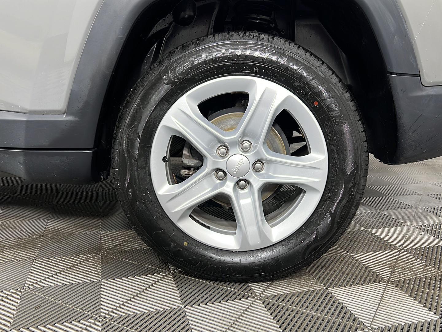 Certified Used 2023 Sting-Gray Clearcoat Jeep Latitude image 10