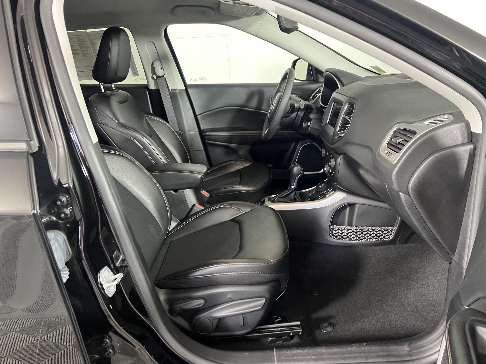 Certified Used 2021 Diamond Black Crystal Pearlcoat Jeep Latitude image 14