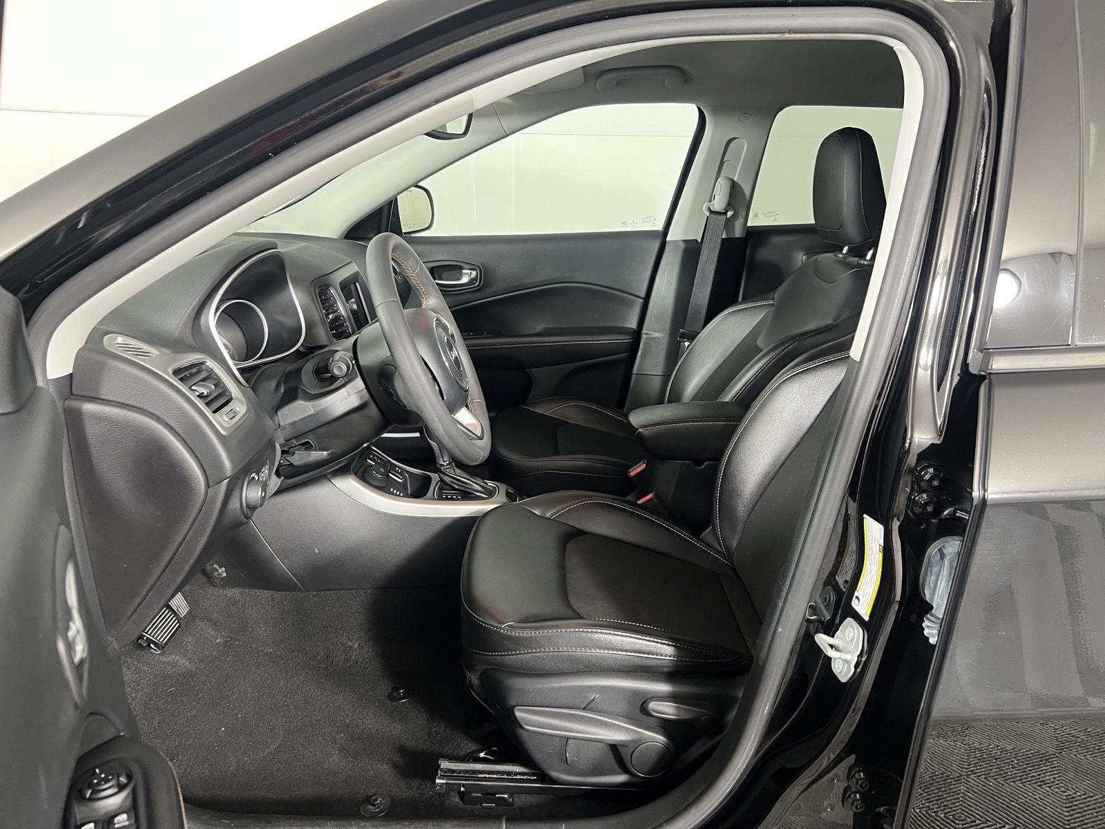Certified Used 2021 Diamond Black Crystal Pearlcoat Jeep Latitude image 11