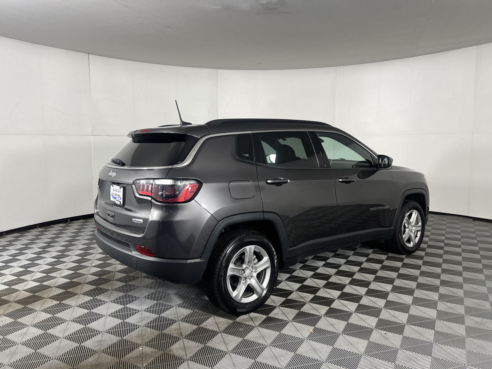 Certified Used 2023 Granite Crystal Metallic Clearcoat Jeep Latitude image 9