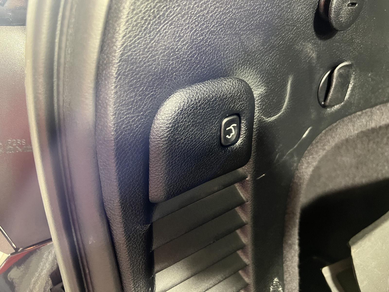 Used 2020 Diamond Black Crystal Pearlcoat Jeep Limited X image 24