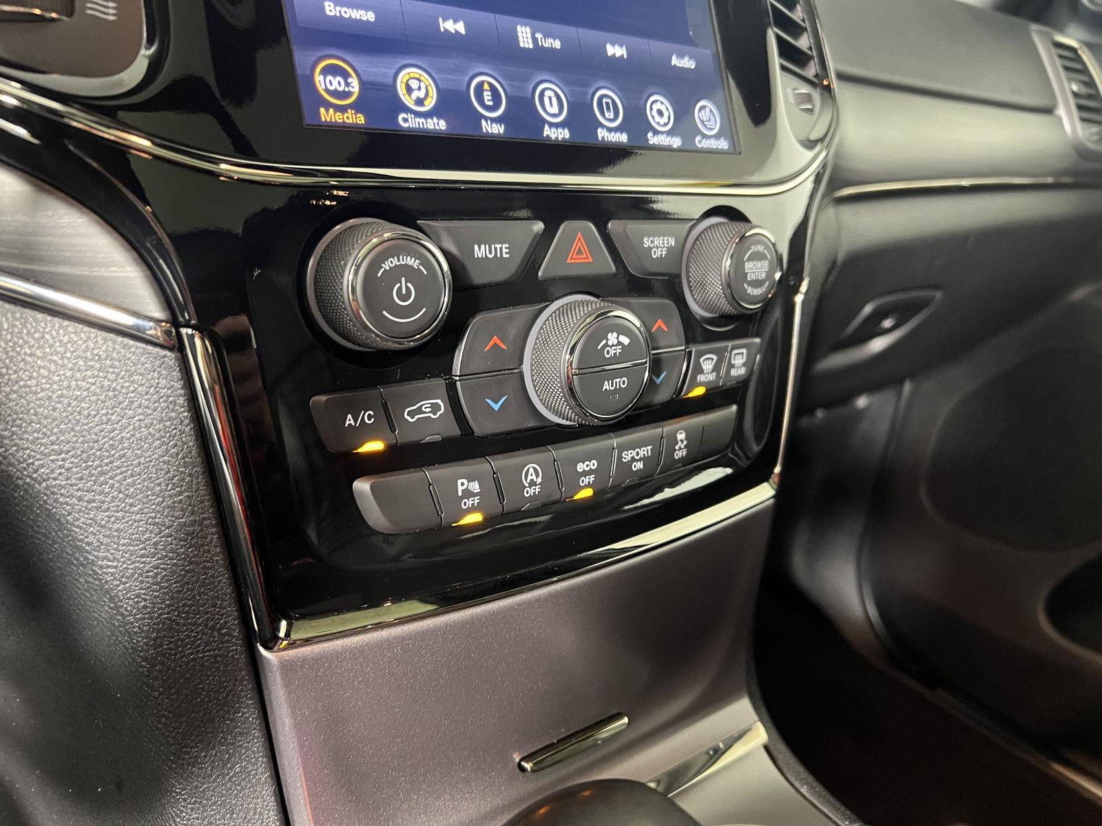Used 2020 Diamond Black Crystal Pearlcoat Jeep Limited X image 21