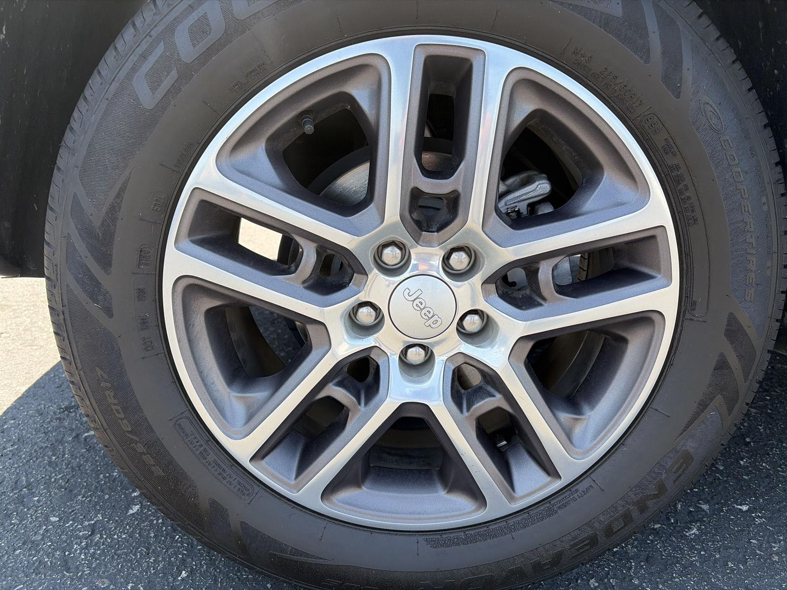 Used 2020 White Clearcoat Jeep Latitude image 10