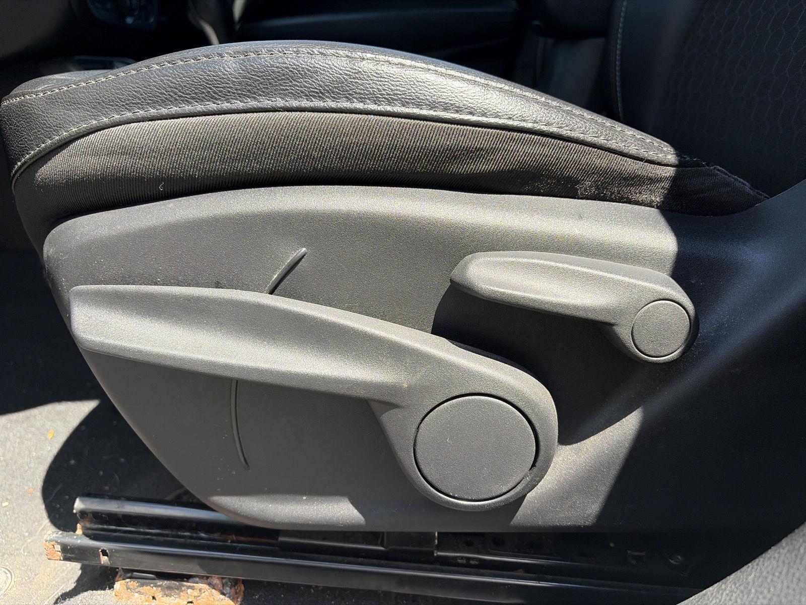 Used 2020 White Clearcoat Jeep Latitude image 13