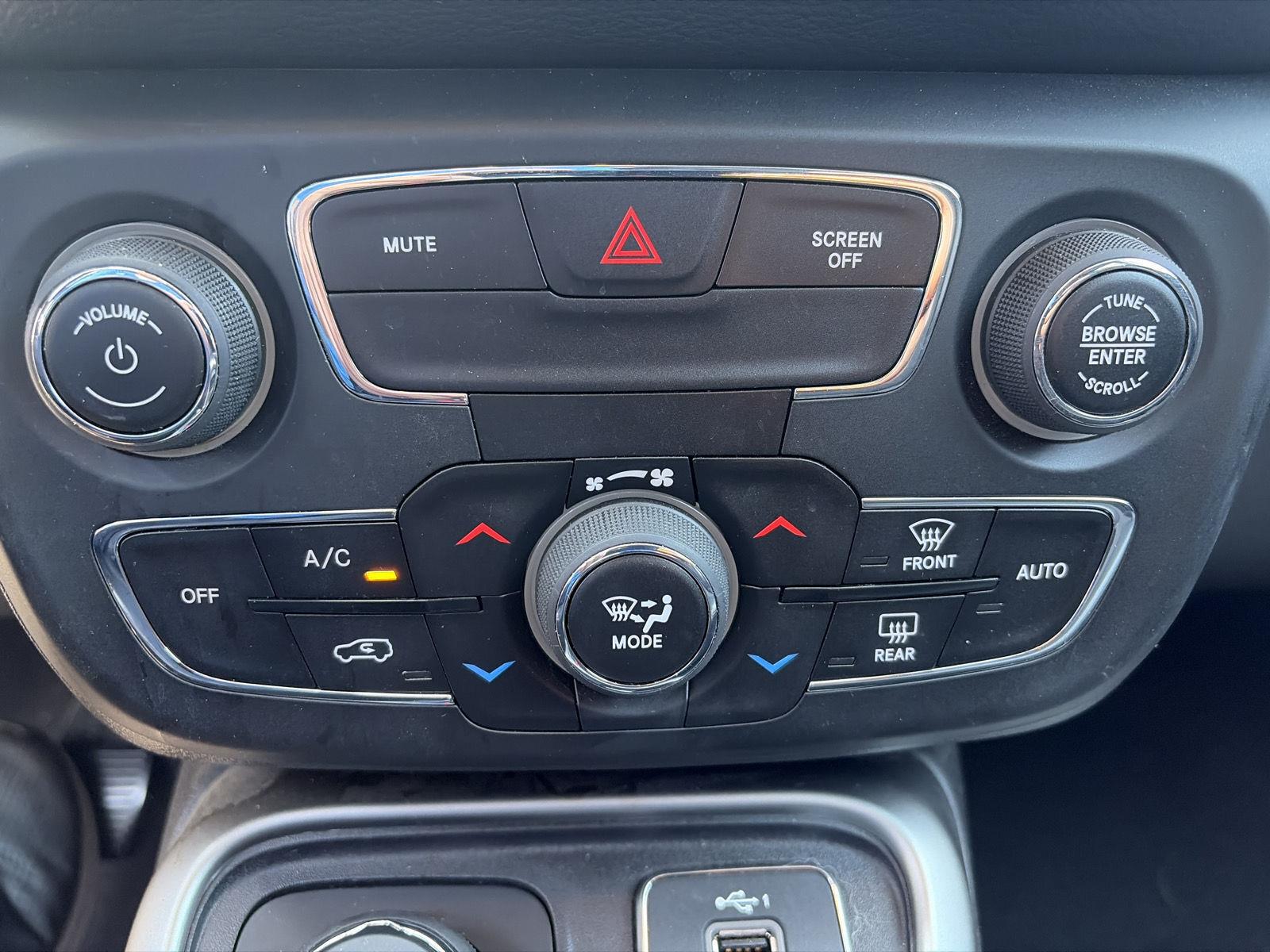 Used 2020 White Clearcoat Jeep Latitude image 22