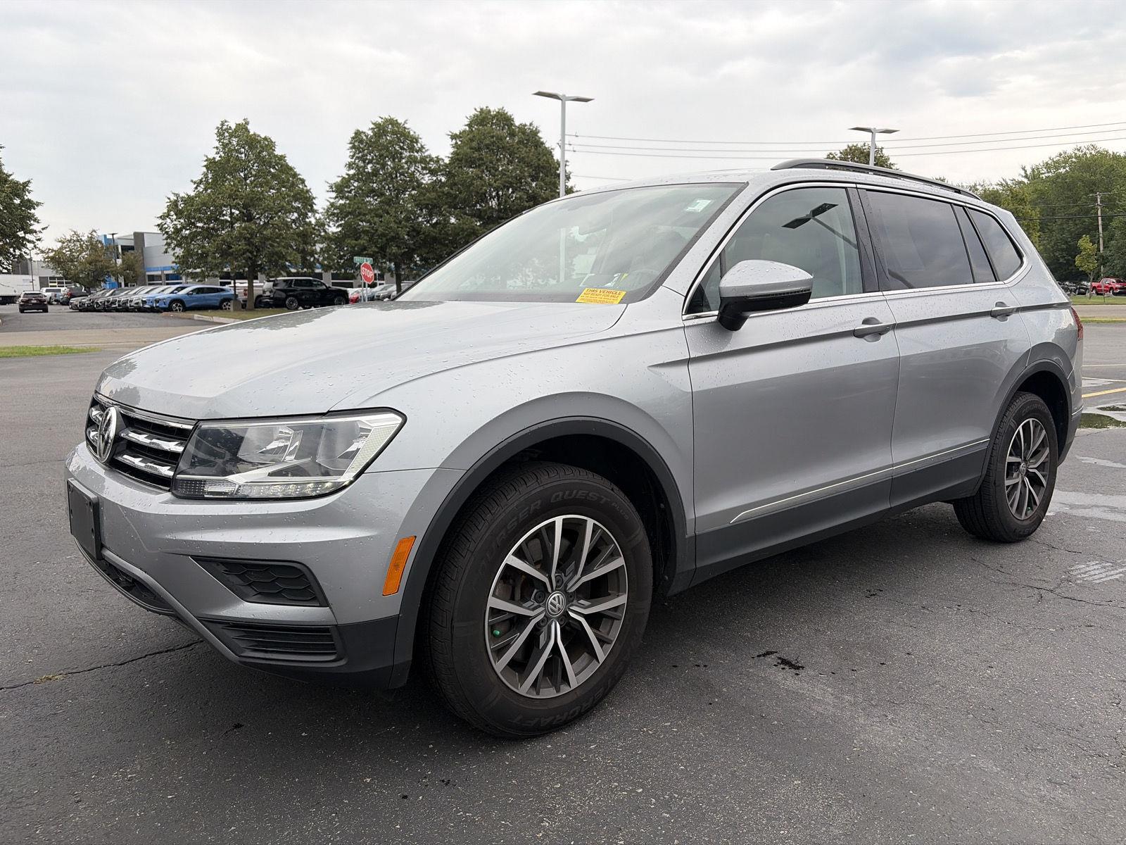 Used 2020 Pyrite Silver Metallic Volkswagen SE image 3