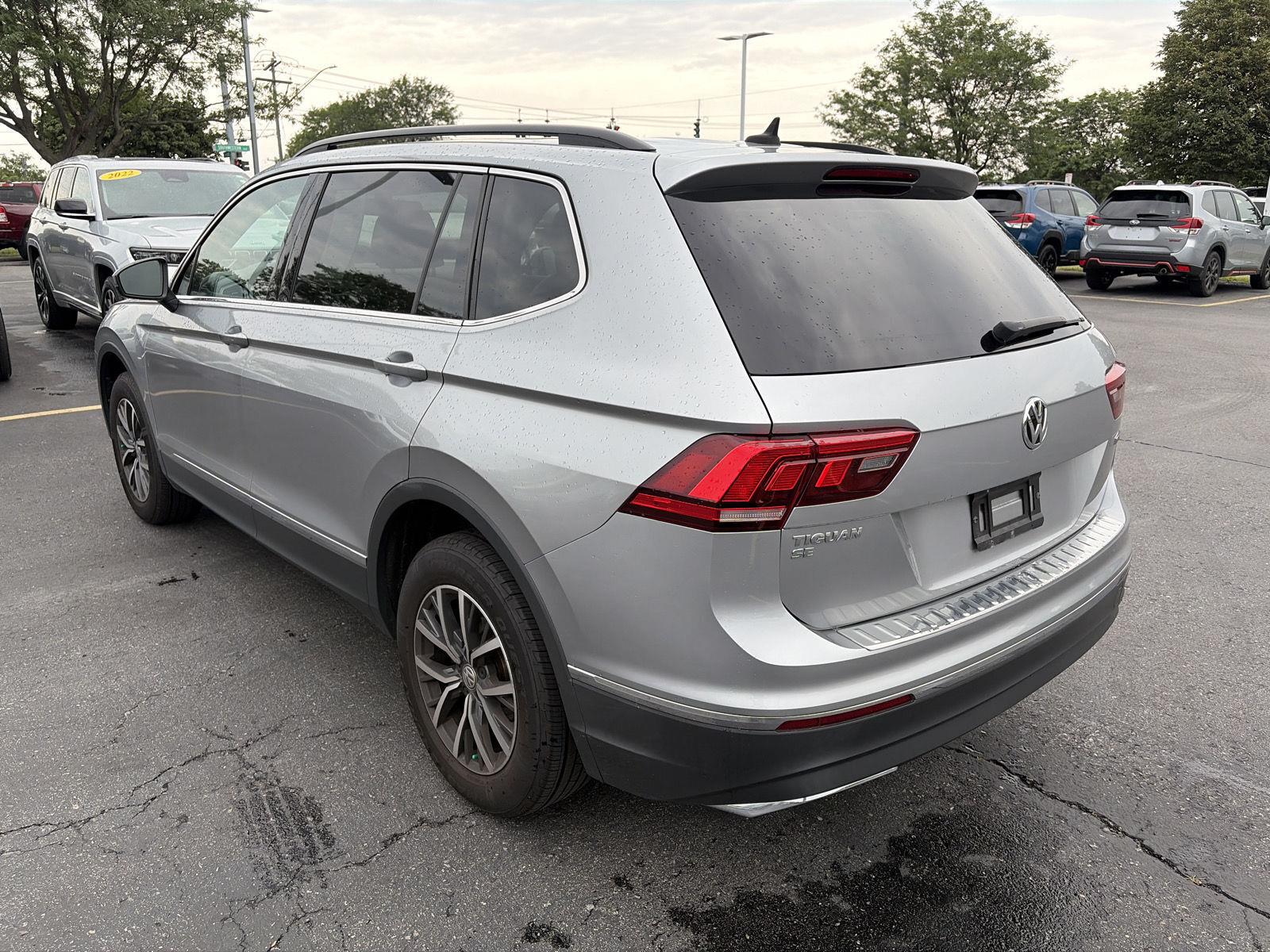 Used 2020 Pyrite Silver Metallic Volkswagen SE image 5