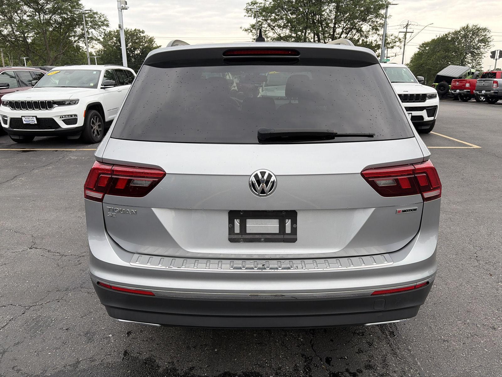 Used 2020 Pyrite Silver Metallic Volkswagen SE image 6