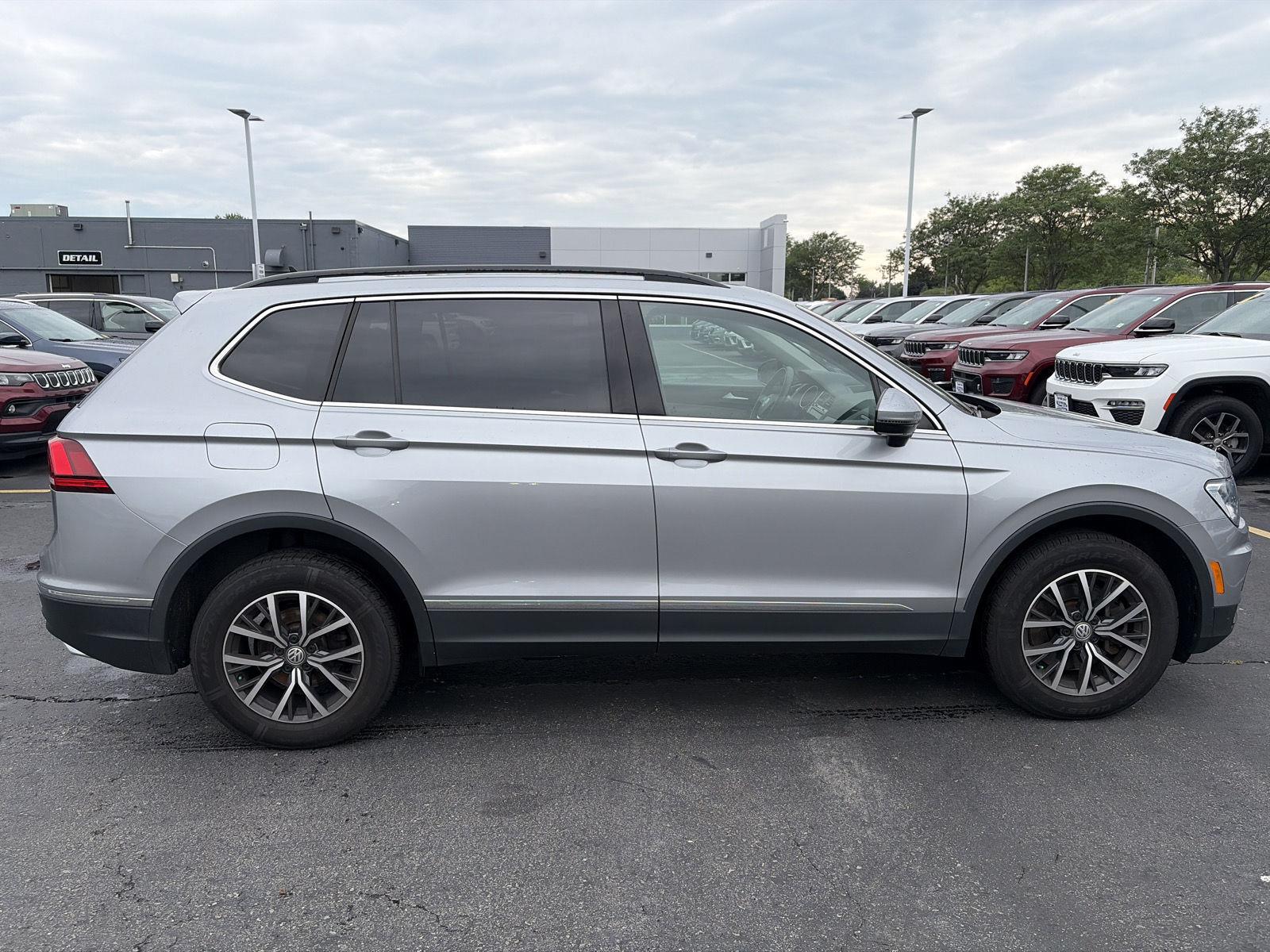 Used 2020 Pyrite Silver Metallic Volkswagen SE image 8